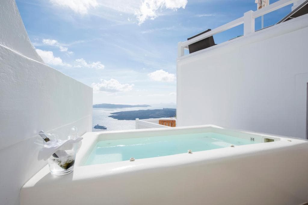 Aqua Luxury Suites by NOMÉE Hospitality Group - 41
