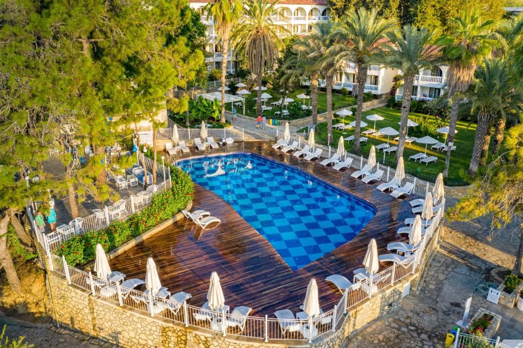 Utopia Beach Hotel - 4