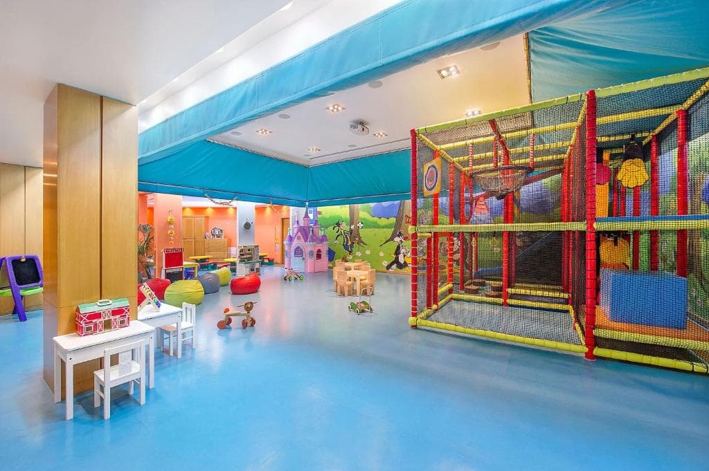 Four Seasons Hotel - 41