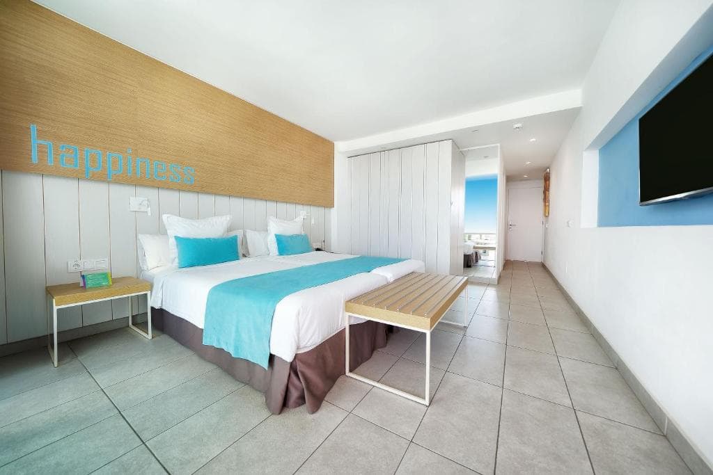 Akeah Broncemar - 24