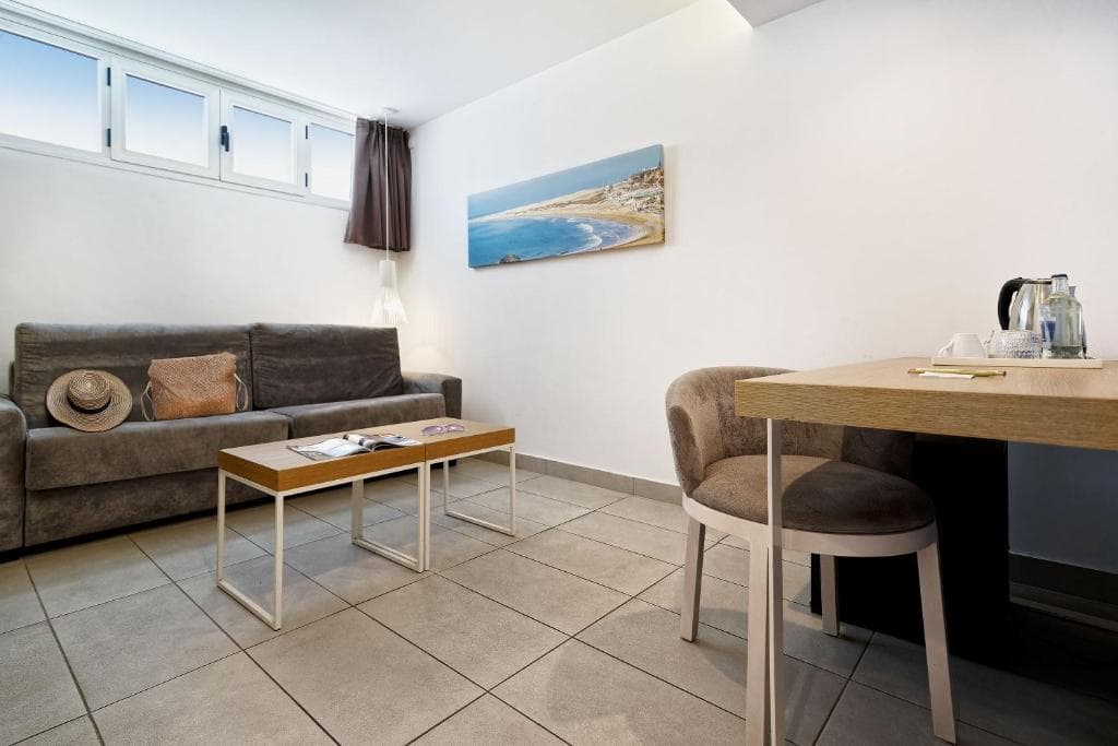 Akeah Broncemar - 31