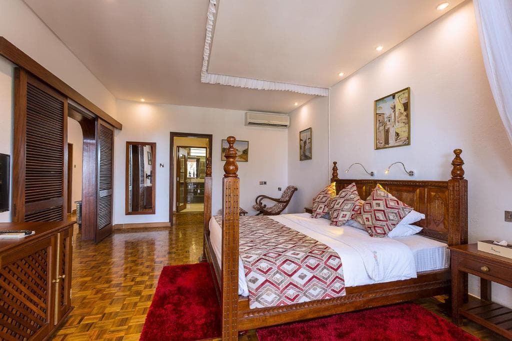 Travellers Beach Hotel - 1