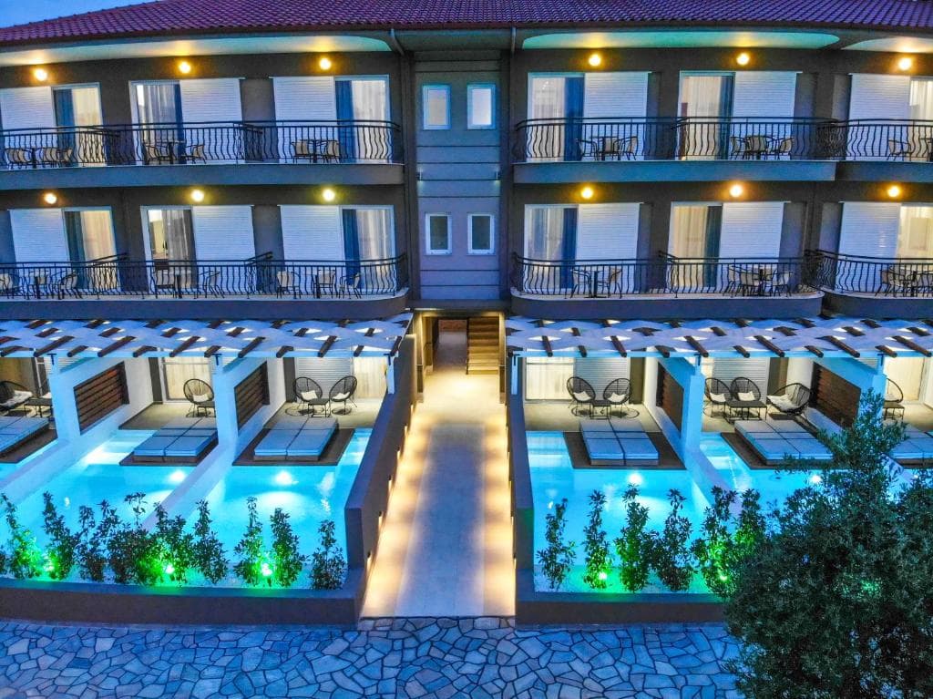 Royal Hotel & Suites - 1