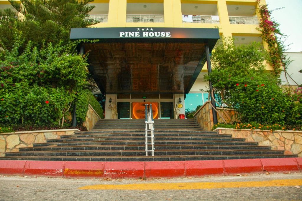 Pine House Hotel - 9