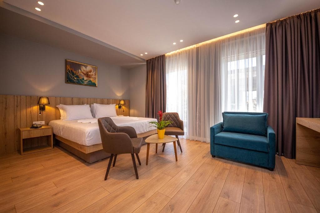 Azure Inn Hotel - 2