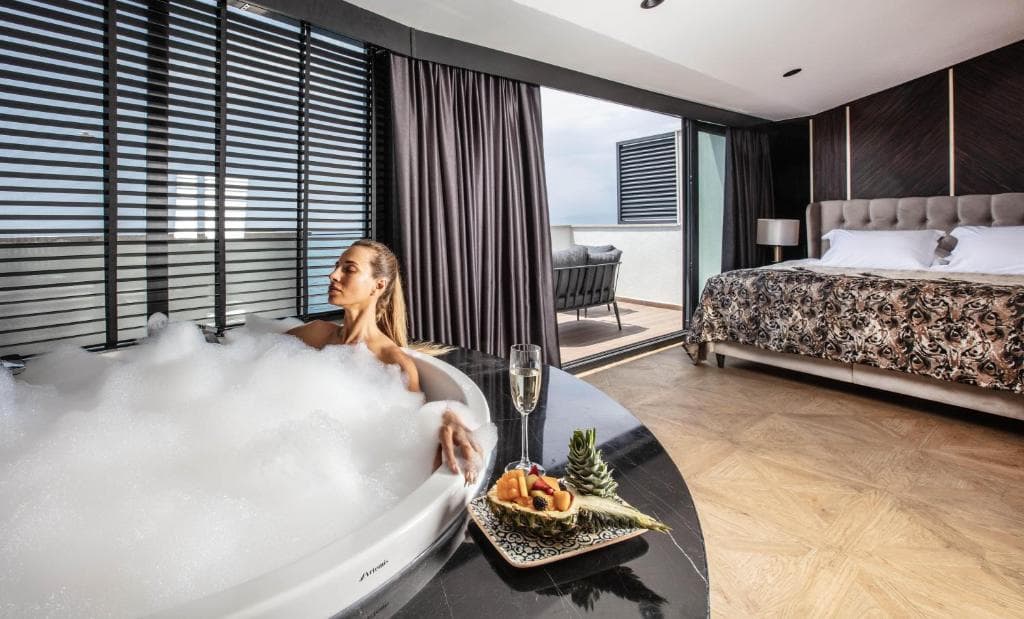 Hotel Charisma De Luxe - 4