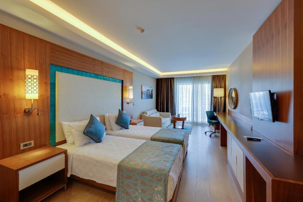 Hotel Ramada and Suites By Wyndham Kusadasi - 2