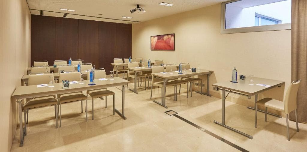 Hotel NH Sants Barcelona - 37