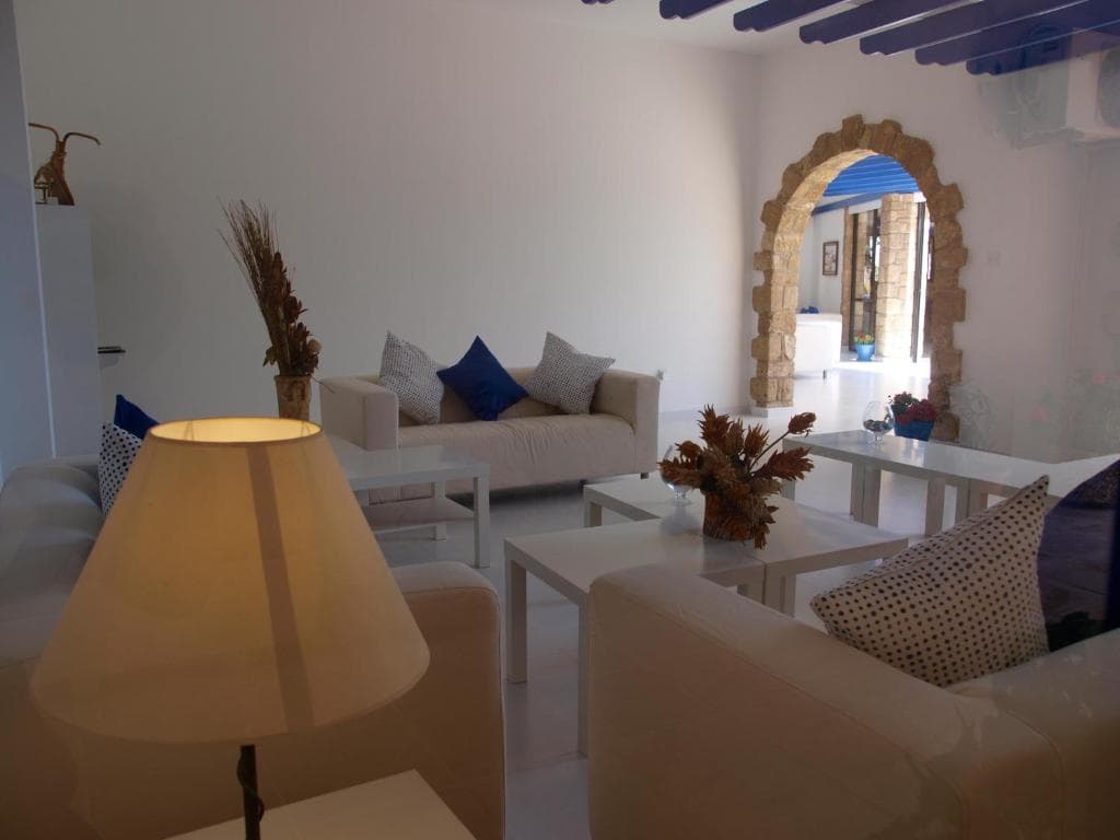 Hilltop Gardens Hotel Apartments - 16