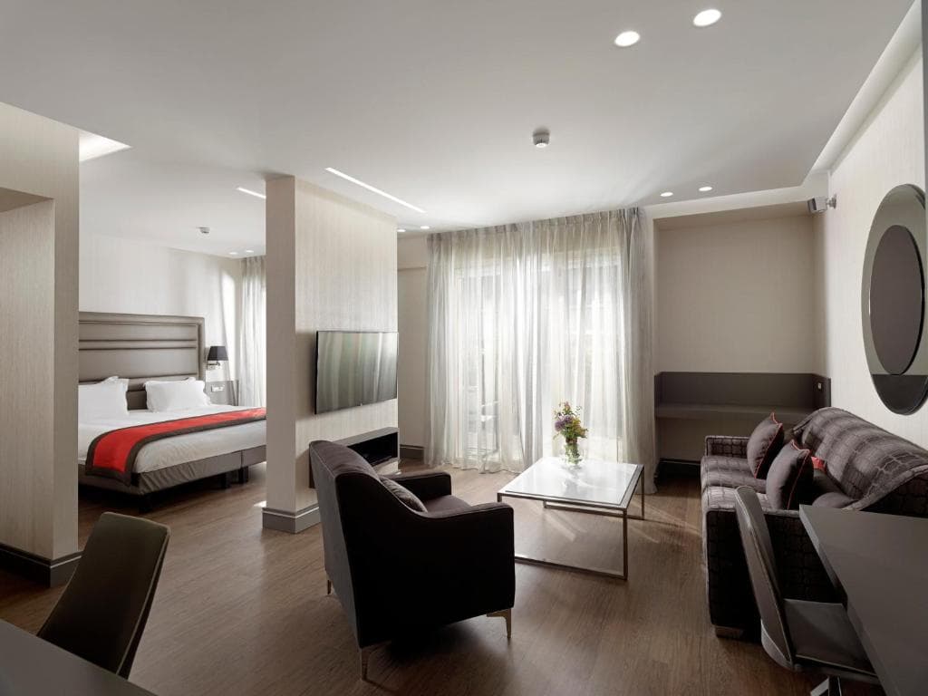 Holiday Suites - 3