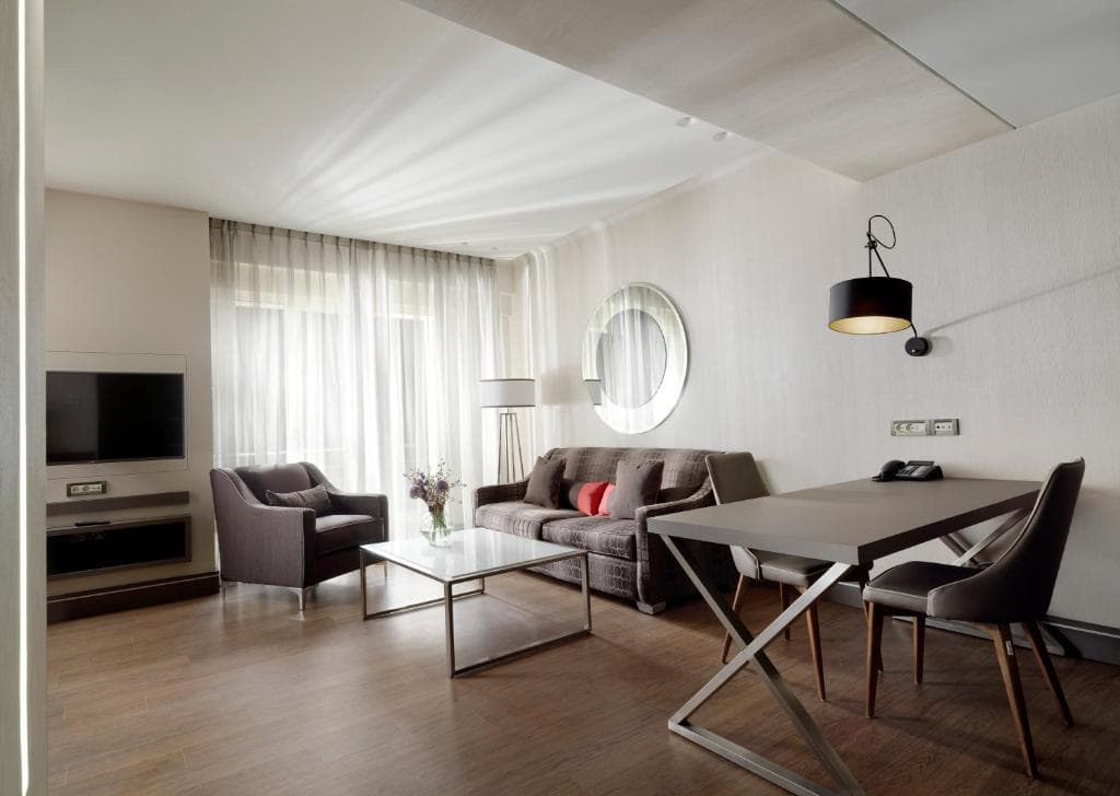 Holiday Suites - 6