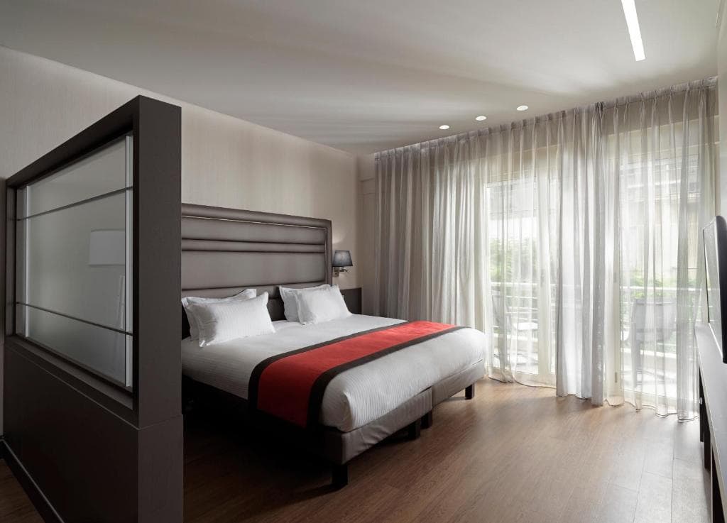 Holiday Suites - 11